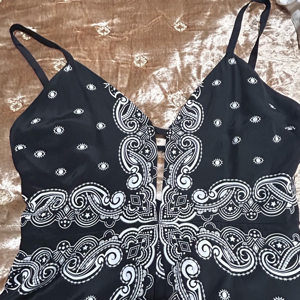 Kendall + Kylie Bandana Jumpsuit. Size: Large - Picture 5 of 6